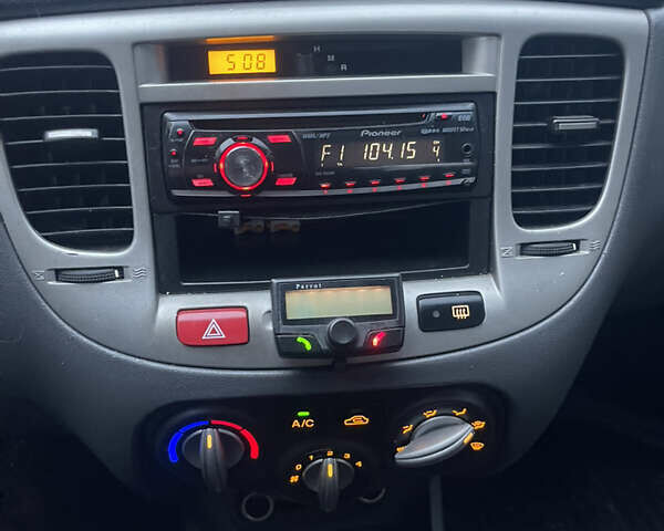 Оранжевый Киа Рио, объемом двигателя 1.4 л и пробегом 232 тыс. км за 4650 $, фото 4 на Automoto.ua