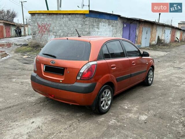 Помаранчевий Кіа Ріо, об'ємом двигуна 1.4 л та пробігом 168 тис. км за 3250 $, фото 3 на Automoto.ua