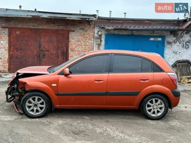 Оранжевый Киа Рио, объемом двигателя 1.4 л и пробегом 168 тыс. км за 3250 $, фото 5 на Automoto.ua