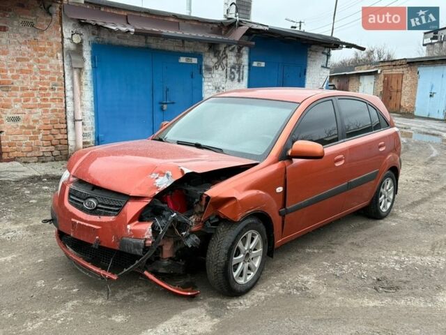 Помаранчевий Кіа Ріо, об'ємом двигуна 1.4 л та пробігом 168 тис. км за 3250 $, фото 2 на Automoto.ua
