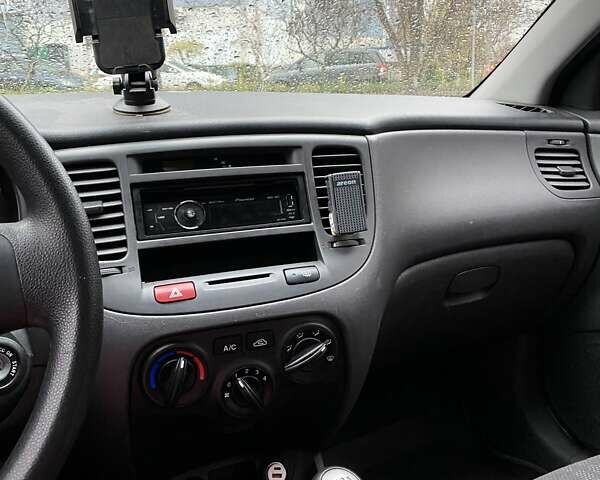 Оранжевый Киа Рио, объемом двигателя 1.4 л и пробегом 165 тыс. км за 4500 $, фото 5 на Automoto.ua