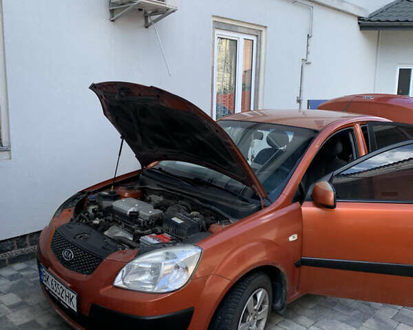 Оранжевый Киа Рио, объемом двигателя 1.5 л и пробегом 377 тыс. км за 3300 $, фото 1 на Automoto.ua