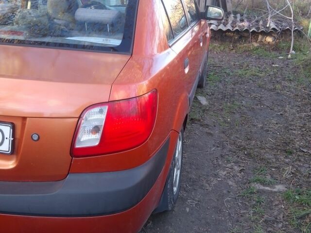 Оранжевый Киа Рио, объемом двигателя 1.4 л и пробегом 447 тыс. км за 4200 $, фото 2 на Automoto.ua