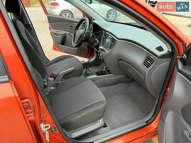 Оранжевый Киа Рио, объемом двигателя 1.4 л и пробегом 186 тыс. км за 4300 $, фото 6 на Automoto.ua
