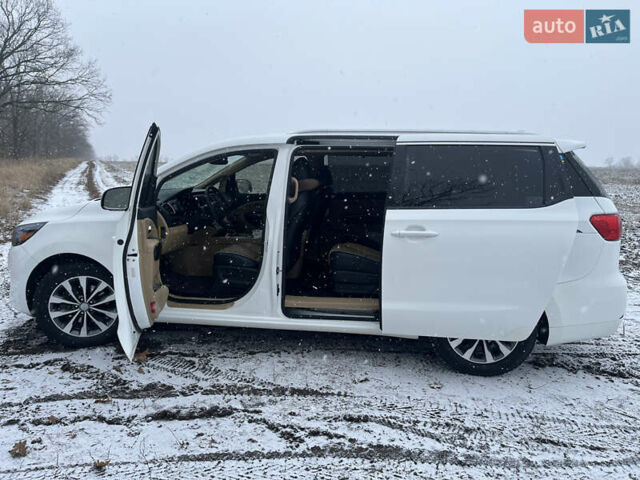 Белый Киа Седона, объемом двигателя 3.34 л и пробегом 193 тыс. км за 17000 $, фото 3 на Automoto.ua