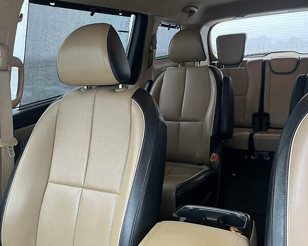 Белый Киа Седона, объемом двигателя 3.34 л и пробегом 193 тыс. км за 17000 $, фото 9 на Automoto.ua