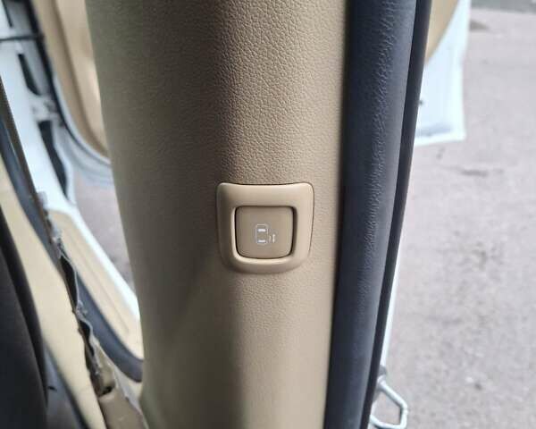 Белый Киа Седона, объемом двигателя 3.34 л и пробегом 165 тыс. км за 14100 $, фото 14 на Automoto.ua