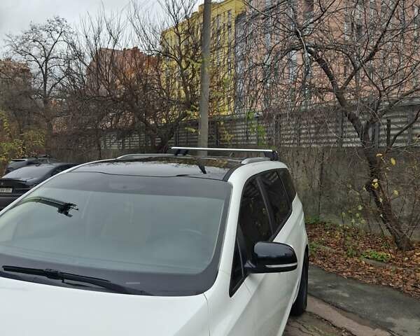 Белый Киа Седона, объемом двигателя 3.34 л и пробегом 165 тыс. км за 14100 $, фото 7 на Automoto.ua