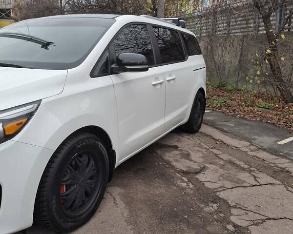 Белый Киа Седона, объемом двигателя 3.34 л и пробегом 165 тыс. км за 14100 $, фото 1 на Automoto.ua