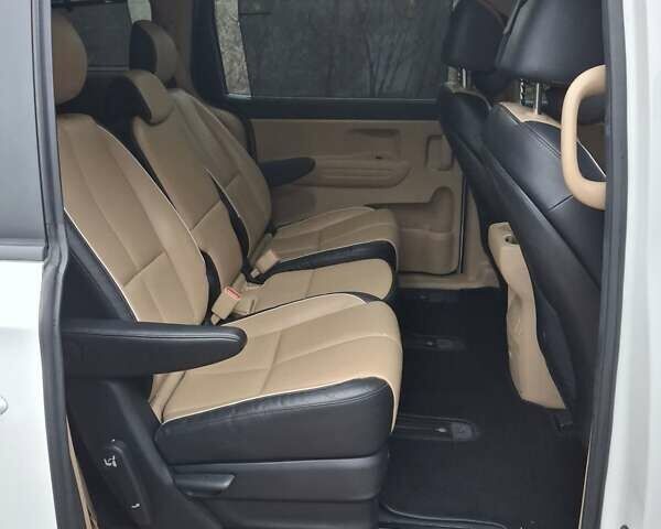 Белый Киа Седона, объемом двигателя 3.34 л и пробегом 165 тыс. км за 14100 $, фото 2 на Automoto.ua