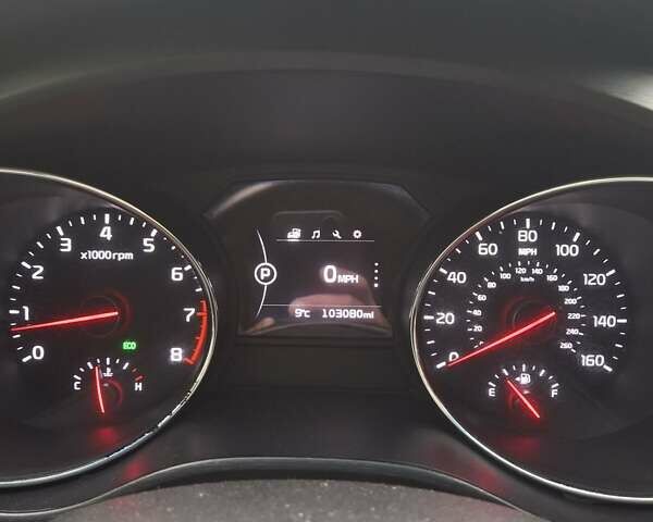 Белый Киа Седона, объемом двигателя 3.34 л и пробегом 165 тыс. км за 15200 $, фото 3 на Automoto.ua