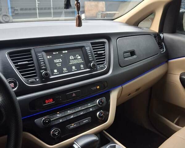 Белый Киа Седона, объемом двигателя 3.34 л и пробегом 165 тыс. км за 15200 $, фото 2 на Automoto.ua