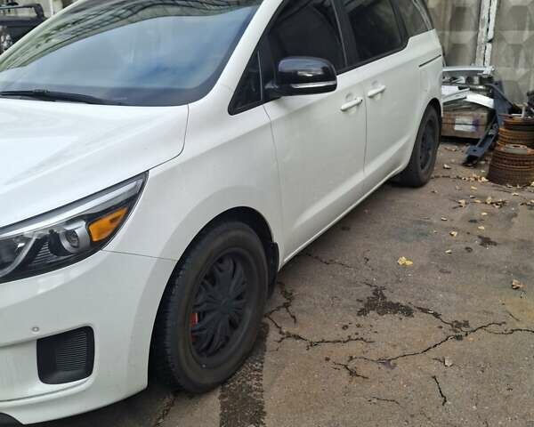 Белый Киа Седона, объемом двигателя 3.34 л и пробегом 165 тыс. км за 15200 $, фото 7 на Automoto.ua