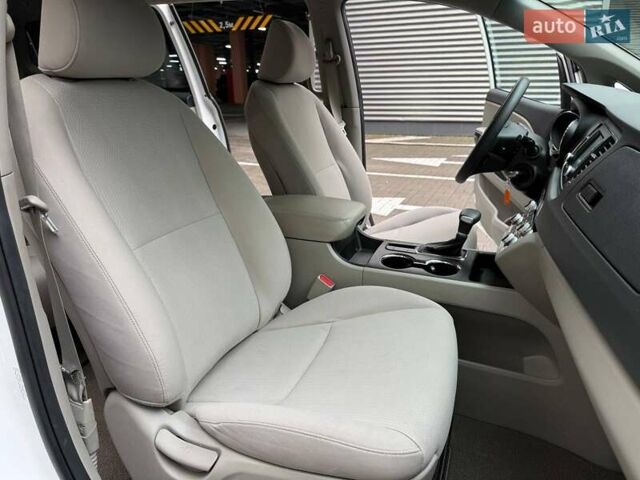 Белый Киа Седона, объемом двигателя 3.34 л и пробегом 90 тыс. км за 24990 $, фото 15 на Automoto.ua