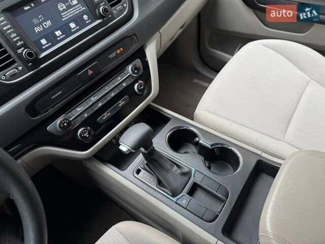 Білий Кіа Седона, об'ємом двигуна 3.34 л та пробігом 90 тис. км за 21990 $, фото 27 на Automoto.ua
