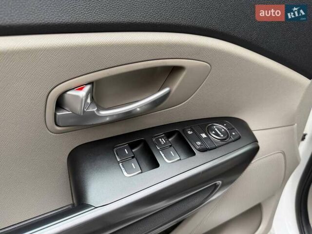 Белый Киа Седона, объемом двигателя 3.34 л и пробегом 90 тыс. км за 24990 $, фото 16 на Automoto.ua