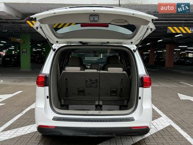 Белый Киа Седона, объемом двигателя 3.34 л и пробегом 90 тыс. км за 24990 $, фото 8 на Automoto.ua