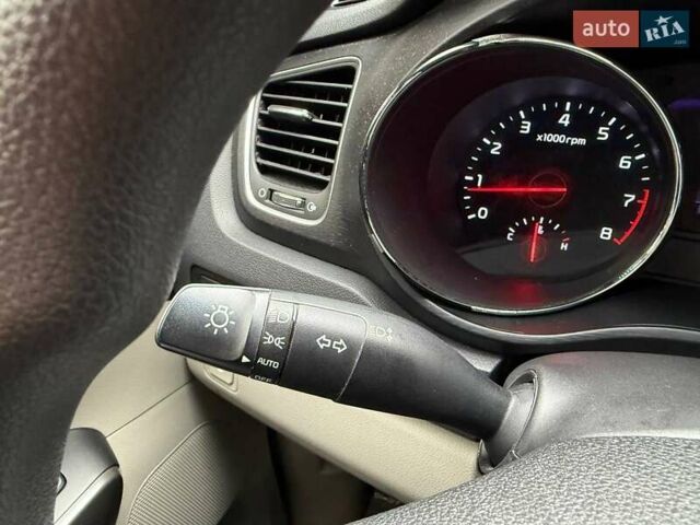 Білий Кіа Седона, об'ємом двигуна 3.34 л та пробігом 90 тис. км за 21990 $, фото 18 на Automoto.ua