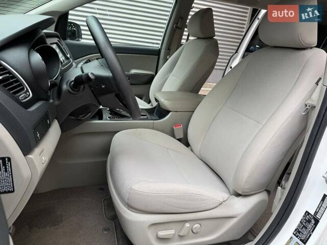Белый Киа Седона, объемом двигателя 3.34 л и пробегом 90 тыс. км за 24990 $, фото 10 на Automoto.ua