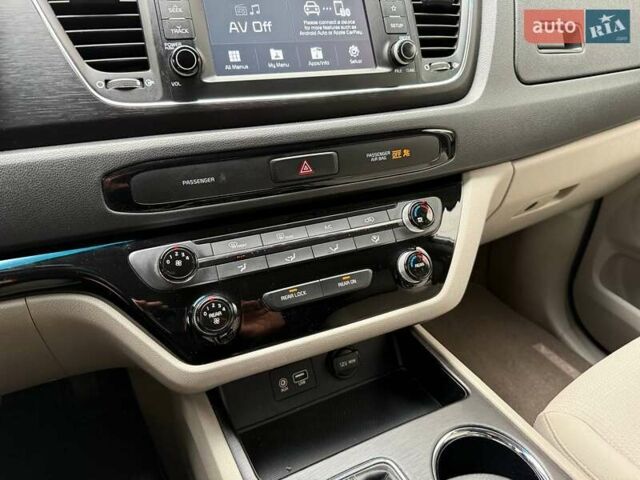 Белый Киа Седона, объемом двигателя 3.34 л и пробегом 90 тыс. км за 24990 $, фото 26 на Automoto.ua