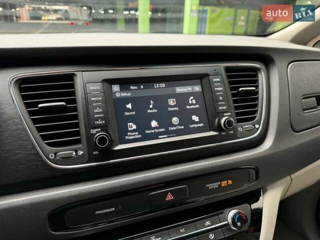 Белый Киа Седона, объемом двигателя 3.34 л и пробегом 90 тыс. км за 24990 $, фото 23 на Automoto.ua