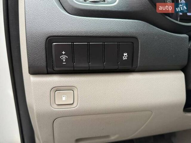 Белый Киа Седона, объемом двигателя 3.34 л и пробегом 90 тыс. км за 24990 $, фото 17 на Automoto.ua