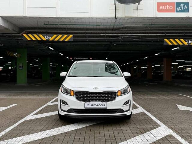 Белый Киа Седона, объемом двигателя 3.34 л и пробегом 90 тыс. км за 24990 $, фото 2 на Automoto.ua