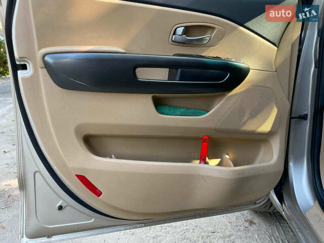Бежевый Киа Седона, объемом двигателя 3.3 л и пробегом 130 тыс. км за 16690 $, фото 20 на Automoto.ua