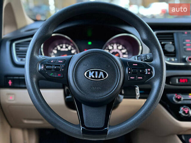 Черный Киа Седона, объемом двигателя 3.34 л и пробегом 181 тыс. км за 13999 $, фото 9 на Automoto.ua