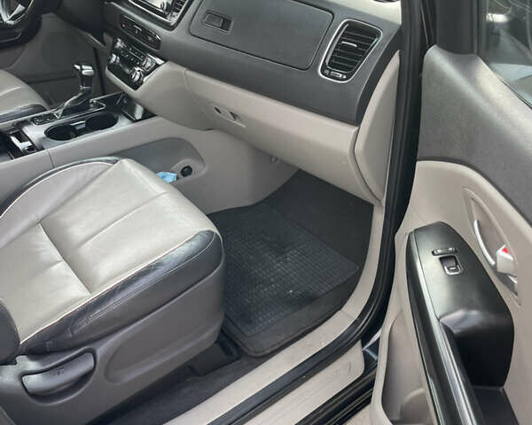 Черный Киа Седона, объемом двигателя 3.34 л и пробегом 191 тыс. км за 13500 $, фото 8 на Automoto.ua