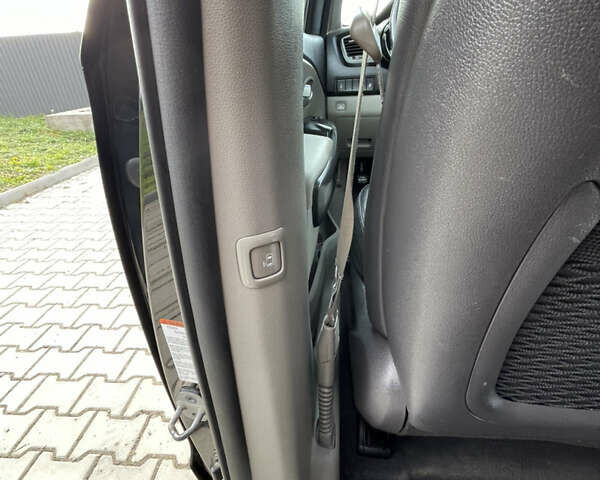 Черный Киа Седона, объемом двигателя 3.34 л и пробегом 191 тыс. км за 13500 $, фото 3 на Automoto.ua