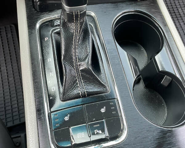 Черный Киа Седона, объемом двигателя 3.34 л и пробегом 191 тыс. км за 13500 $, фото 13 на Automoto.ua