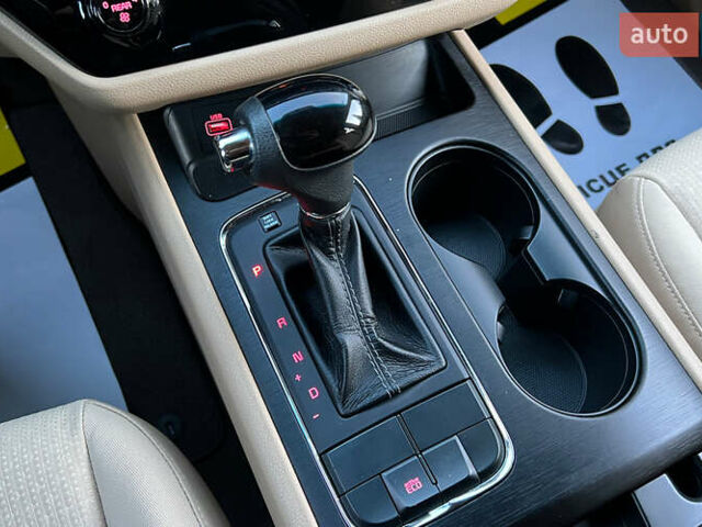 Черный Киа Седона, объемом двигателя 3.34 л и пробегом 181 тыс. км за 13999 $, фото 16 на Automoto.ua