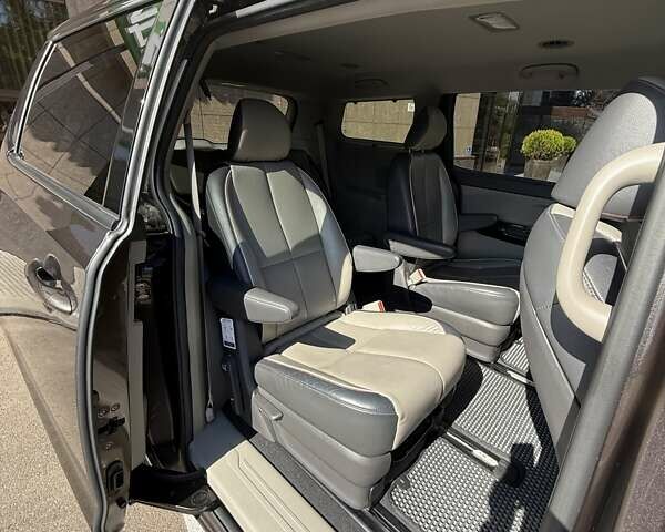 Коричневий Кіа Седона, об'ємом двигуна 3.34 л та пробігом 65 тис. км за 18500 $, фото 6 на Automoto.ua