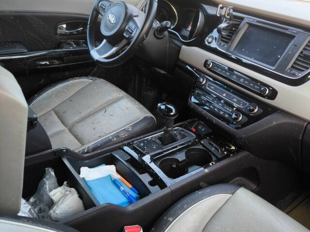 Красный Киа Седона, объемом двигателя 0 л и пробегом 36 тыс. км за 7528 $, фото 2 на Automoto.ua