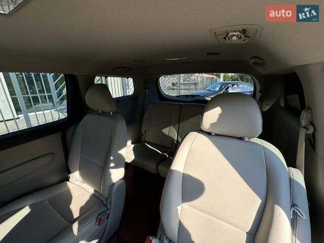 Красный Киа Седона, объемом двигателя 3.34 л и пробегом 105 тыс. км за 14000 $, фото 11 на Automoto.ua