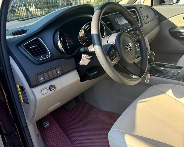 Красный Киа Седона, объемом двигателя 3.34 л и пробегом 105 тыс. км за 14000 $, фото 8 на Automoto.ua