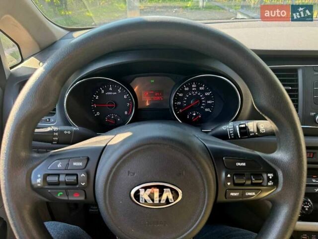 Красный Киа Седона, объемом двигателя 3.34 л и пробегом 105 тыс. км за 14000 $, фото 9 на Automoto.ua