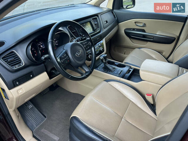 Красный Киа Седона, объемом двигателя 3.34 л и пробегом 126 тыс. км за 14990 $, фото 5 на Automoto.ua