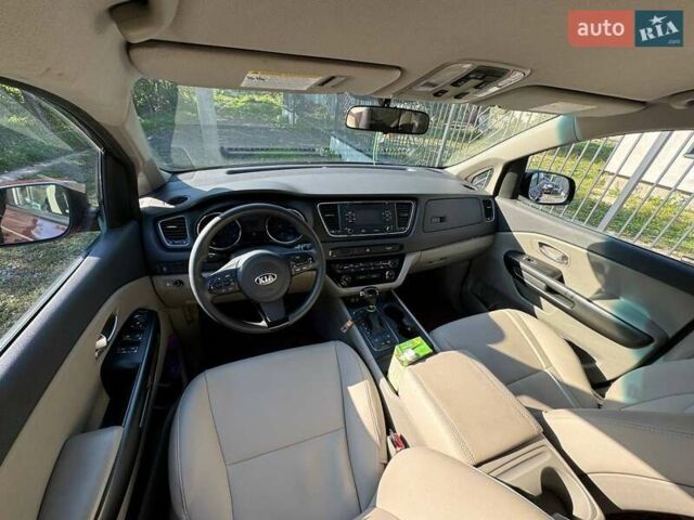 Красный Киа Седона, объемом двигателя 3.34 л и пробегом 105 тыс. км за 14000 $, фото 2 на Automoto.ua