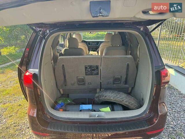 Красный Киа Седона, объемом двигателя 3.34 л и пробегом 105 тыс. км за 14000 $, фото 4 на Automoto.ua