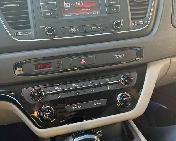 Красный Киа Седона, объемом двигателя 3.34 л и пробегом 105 тыс. км за 14000 $, фото 7 на Automoto.ua