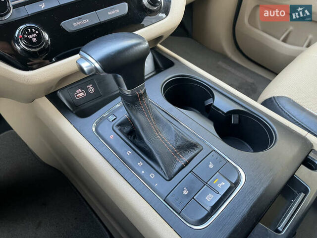 Красный Киа Седона, объемом двигателя 3.34 л и пробегом 126 тыс. км за 14990 $, фото 13 на Automoto.ua