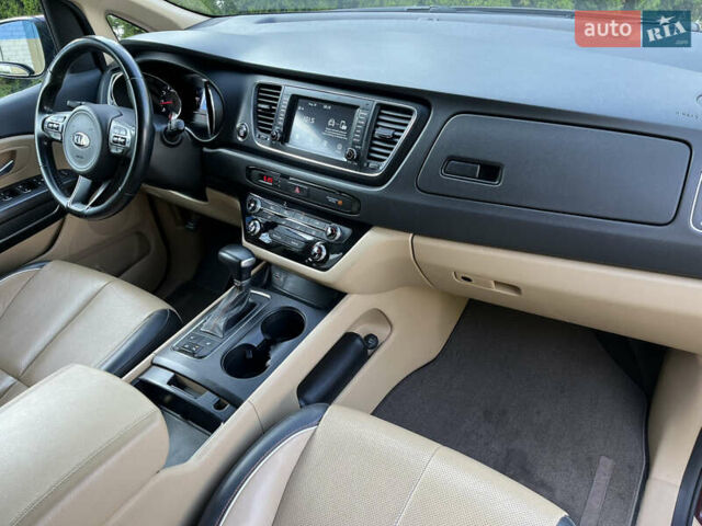 Красный Киа Седона, объемом двигателя 3.34 л и пробегом 126 тыс. км за 14990 $, фото 8 на Automoto.ua