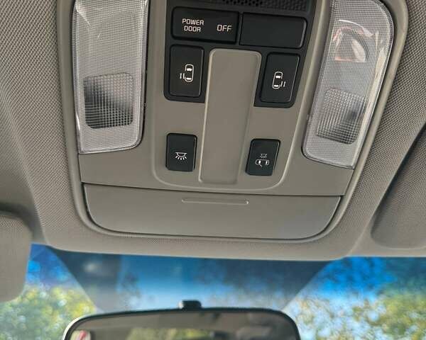 Красный Киа Седона, объемом двигателя 3.34 л и пробегом 105 тыс. км за 14000 $, фото 6 на Automoto.ua