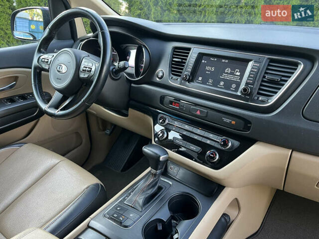 Красный Киа Седона, объемом двигателя 3.34 л и пробегом 126 тыс. км за 14990 $, фото 7 на Automoto.ua