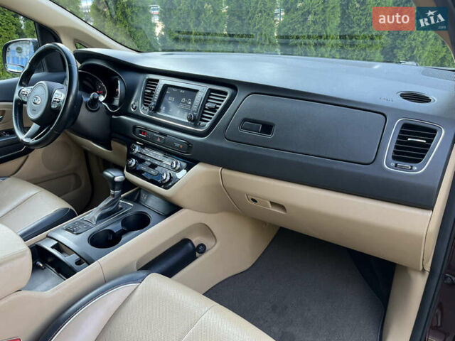 Красный Киа Седона, объемом двигателя 3.34 л и пробегом 126 тыс. км за 14990 $, фото 10 на Automoto.ua