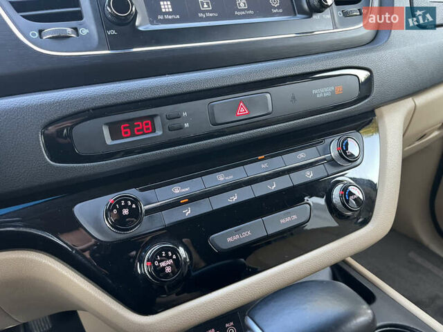 Красный Киа Седона, объемом двигателя 3.34 л и пробегом 126 тыс. км за 14990 $, фото 12 на Automoto.ua