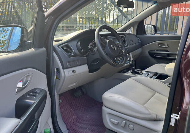 Красный Киа Седона, объемом двигателя 3.34 л и пробегом 120 тыс. км за 14000 $, фото 1 на Automoto.ua