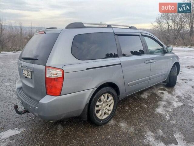 Серый Киа Седона, объемом двигателя 0 л и пробегом 108 тыс. км за 11800 $, фото 3 на Automoto.ua